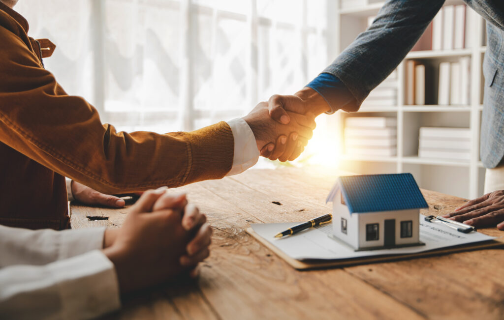 real estate agent Delivering sample homes to customers, mortgage loan contracts. Make a contract for hire purchase and sale of a house. and home insurance contracts, home mortgage loan concepts